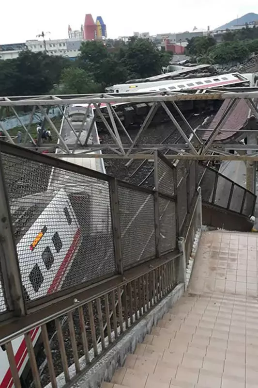 鐵軌插進車廂 台列車翻覆 18死