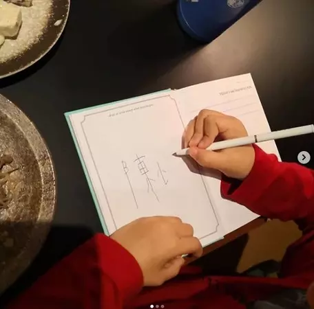 5歲Jasper學寫陳小春名字!網友一看「怎麼怪怪的」笑噴:全世界小孩都有的通病 -