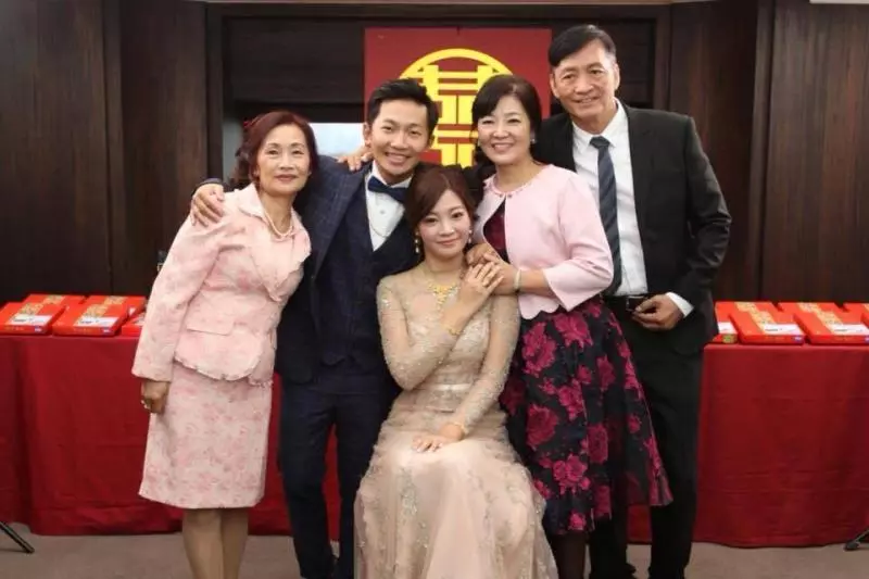 蔡昌憲娶某「溫馨訂婚宴」曝光!3年前承諾「買到房子、存到婚禮金才提親」空姐老婆美翻!