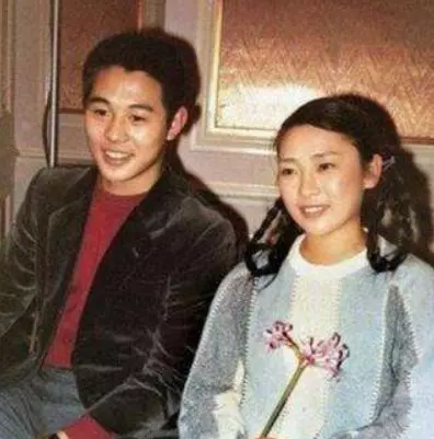 李連杰凈身出戶,她卻仍舊無法釋懷,27年再相見,全程無交流!
