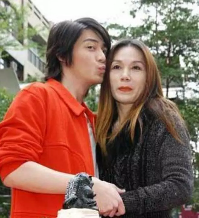 林心如曬70歲婆婆近照,霍媽打扮青春活力,一動作暴露婆媳關係!