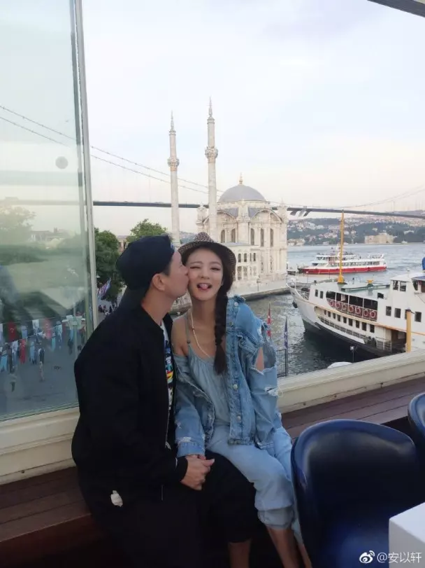 安以軒魅力紅裙,出席妹妹婚禮,獲贊高顏值姐妹倆,但都輸給奶奶!