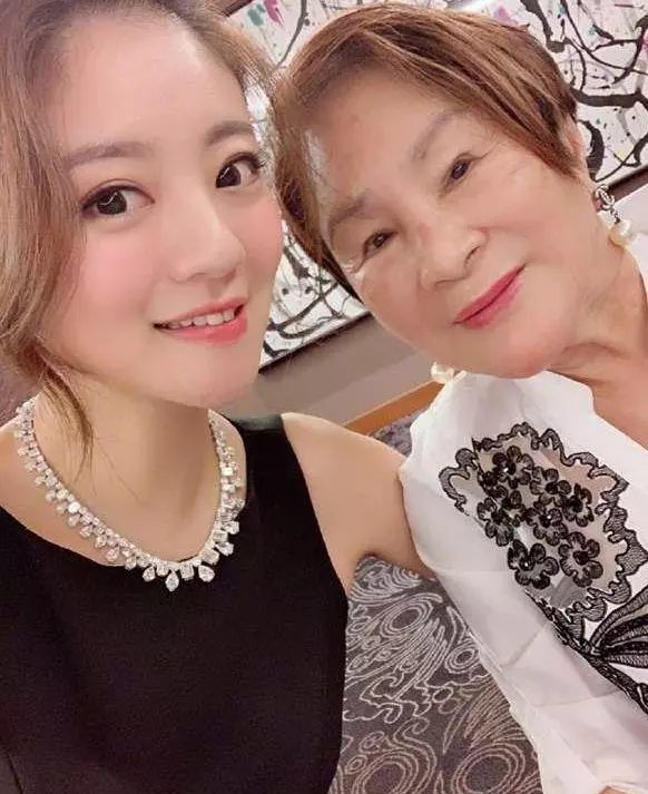 安以軒魅力紅裙,出席妹妹婚禮,獲贊高顏值姐妹倆,但都輸給奶奶!