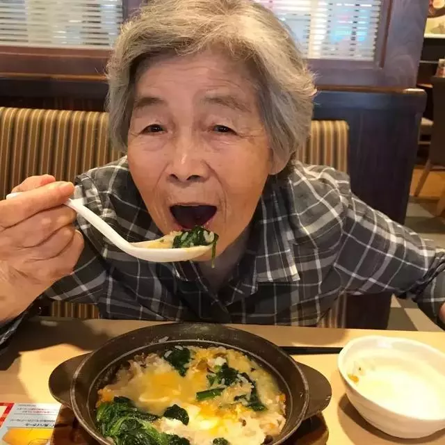 89 歲戲精奶奶爆紅!靠「碰瓷」吸粉 12 萬,太可愛啦!