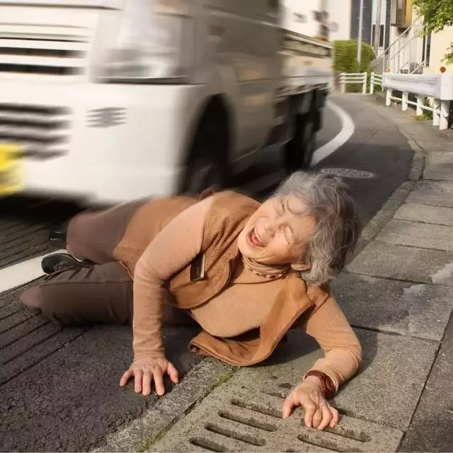 89 歲戲精奶奶爆紅!靠「碰瓷」吸粉 12 萬,太可愛啦!