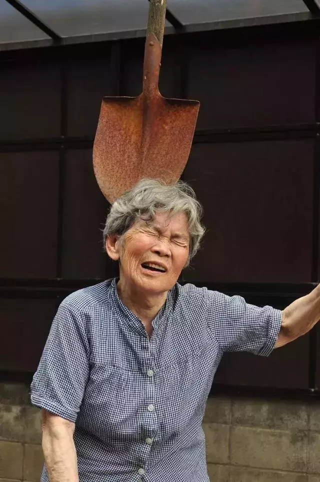 89 歲戲精奶奶爆紅!靠「碰瓷」吸粉 12 萬,太可愛啦!