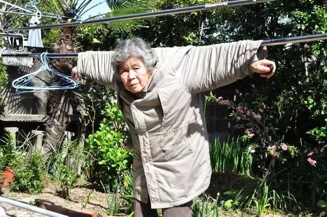 89 歲戲精奶奶爆紅!靠「碰瓷」吸粉 12 萬,太可愛啦!