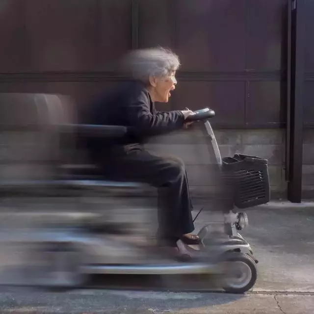 89 歲戲精奶奶爆紅!靠「碰瓷」吸粉 12 萬,太可愛啦!
