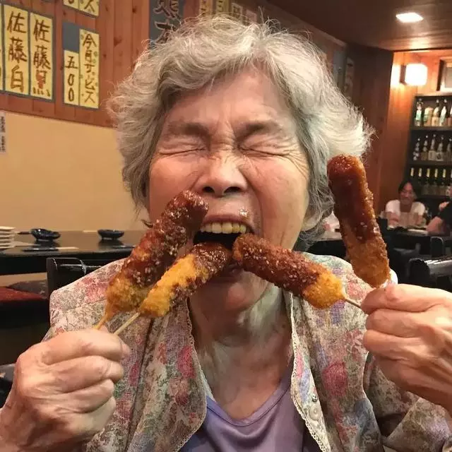 89 歲戲精奶奶爆紅!靠「碰瓷」吸粉 12 萬,太可愛啦!