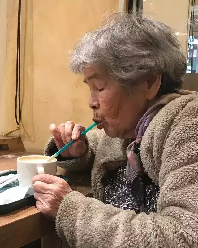 89 歲戲精奶奶爆紅!靠「碰瓷」吸粉 12 萬,太可愛啦!