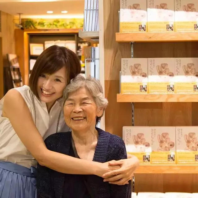 89 歲戲精奶奶爆紅!靠「碰瓷」吸粉 12 萬,太可愛啦!