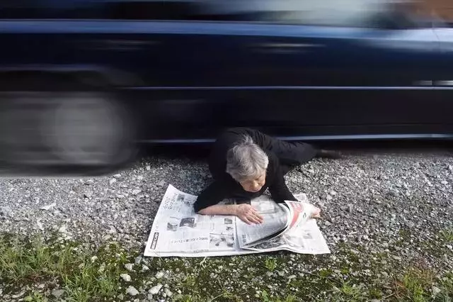 89 歲戲精奶奶爆紅!靠「碰瓷」吸粉 12 萬,太可愛啦!