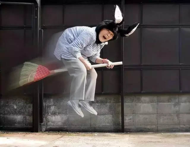 89 歲戲精奶奶爆紅!靠「碰瓷」吸粉 12 萬,太可愛啦!