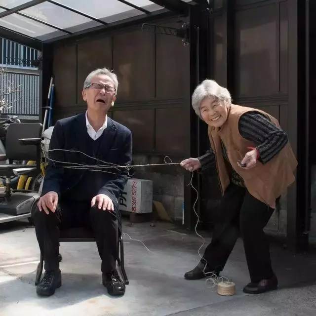 89 歲戲精奶奶爆紅!靠「碰瓷」吸粉 12 萬,太可愛啦!