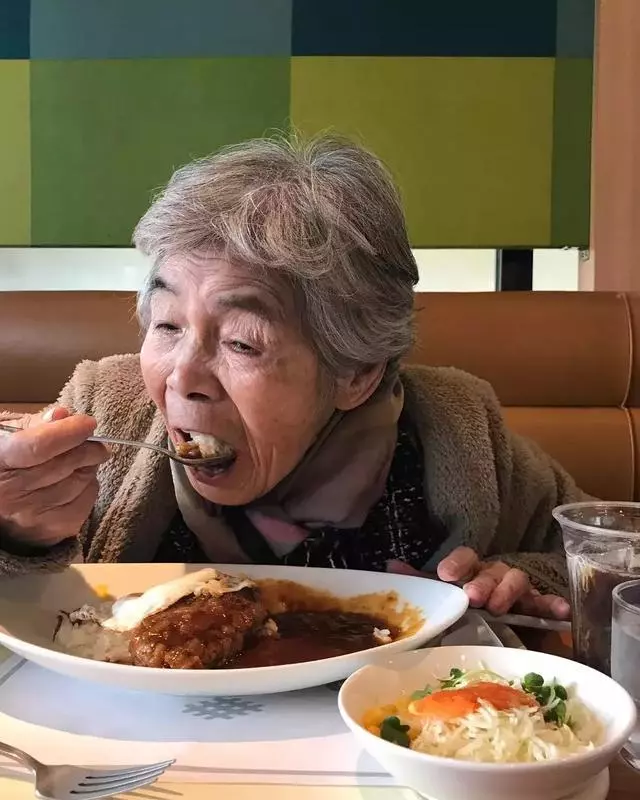89 歲戲精奶奶爆紅!靠「碰瓷」吸粉 12 萬,太可愛啦!