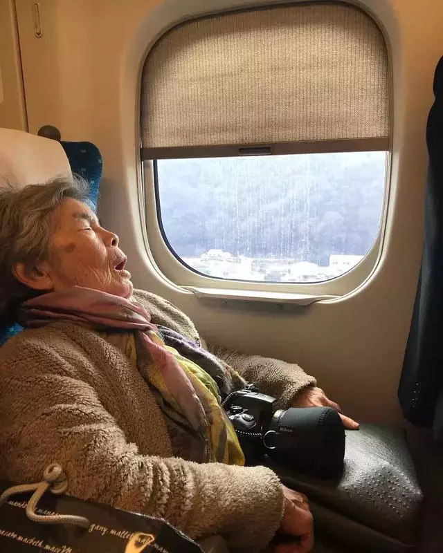 89 歲戲精奶奶爆紅!靠「碰瓷」吸粉 12 萬,太可愛啦!