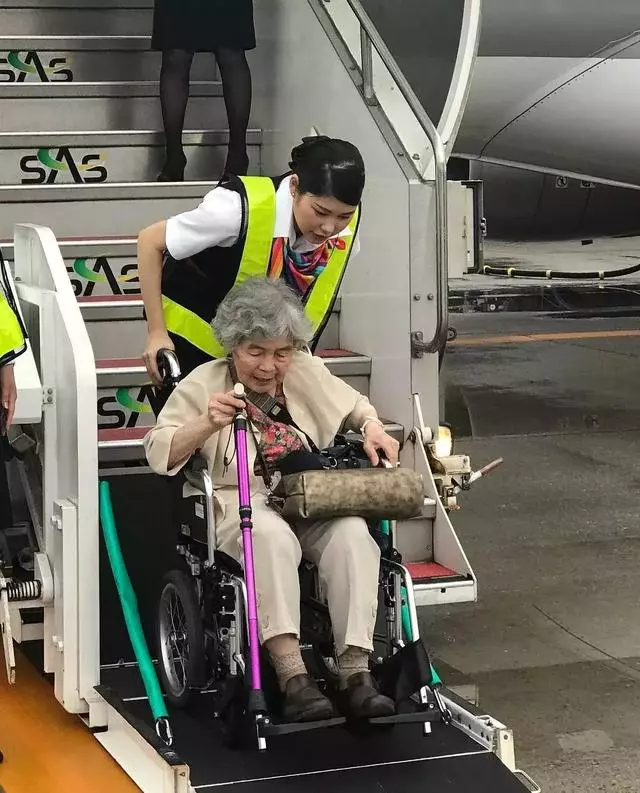 89 歲戲精奶奶爆紅!靠「碰瓷」吸粉 12 萬,太可愛啦!