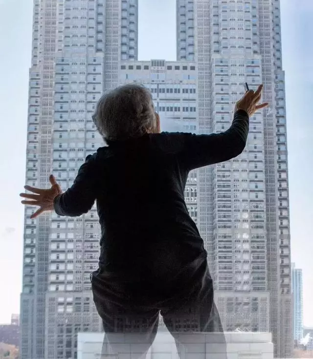89 歲戲精奶奶爆紅!靠「碰瓷」吸粉 12 萬,太可愛啦!