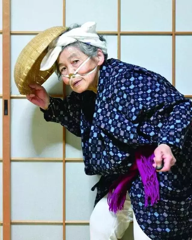 89 歲戲精奶奶爆紅!靠「碰瓷」吸粉 12 萬,太可愛啦!