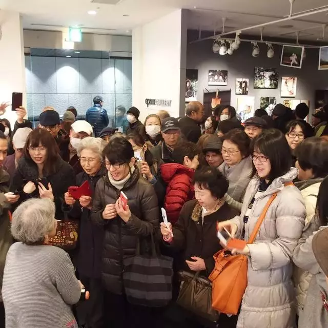 89 歲戲精奶奶爆紅!靠「碰瓷」吸粉 12 萬,太可愛啦!
