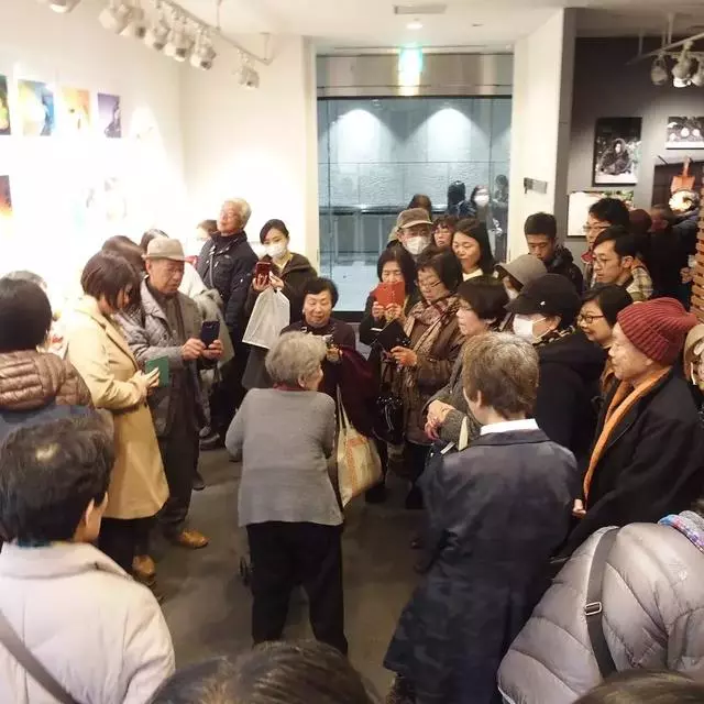 89 歲戲精奶奶爆紅!靠「碰瓷」吸粉 12 萬,太可愛啦!