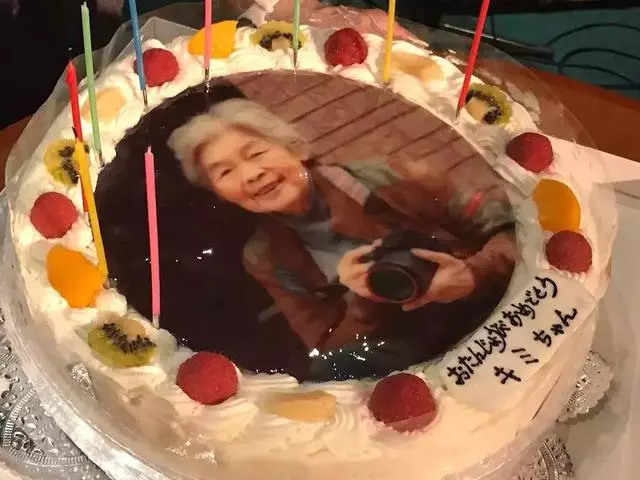 89 歲戲精奶奶爆紅!靠「碰瓷」吸粉 12 萬,太可愛啦!