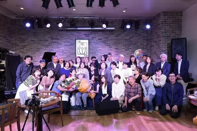 89 歲戲精奶奶爆紅!靠「碰瓷」吸粉 12 萬,太可愛啦!