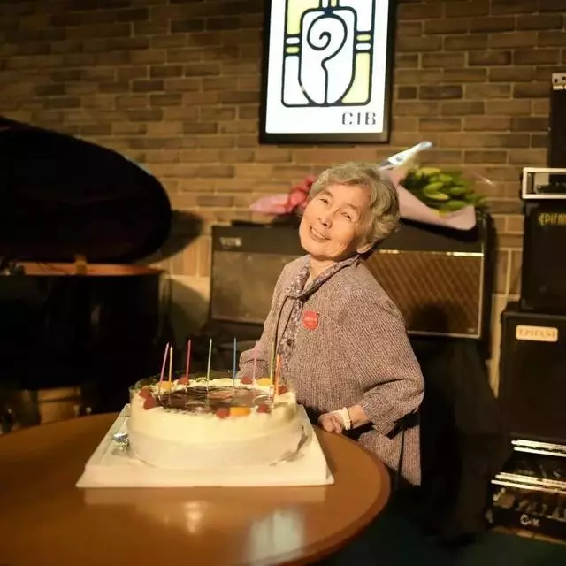 89 歲戲精奶奶爆紅!靠「碰瓷」吸粉 12 萬,太可愛啦!