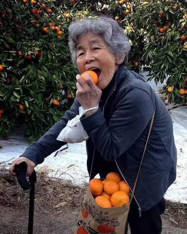 89 歲戲精奶奶爆紅!靠「碰瓷」吸粉 12 萬,太可愛啦!