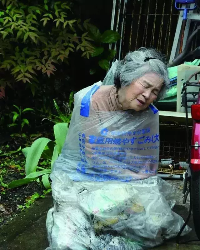 89 歲戲精奶奶爆紅!靠「碰瓷」吸粉 12 萬,太可愛啦!