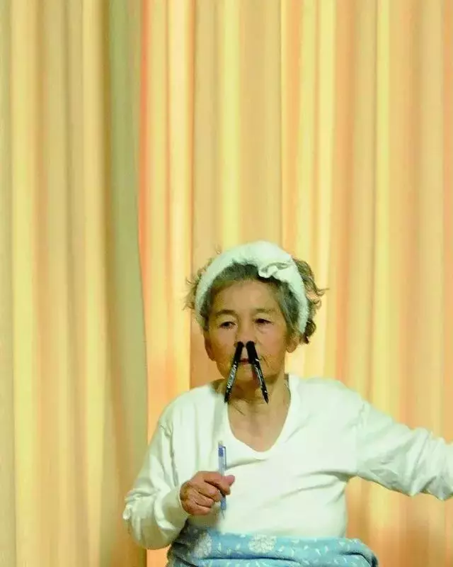 89 歲戲精奶奶爆紅!靠「碰瓷」吸粉 12 萬,太可愛啦!