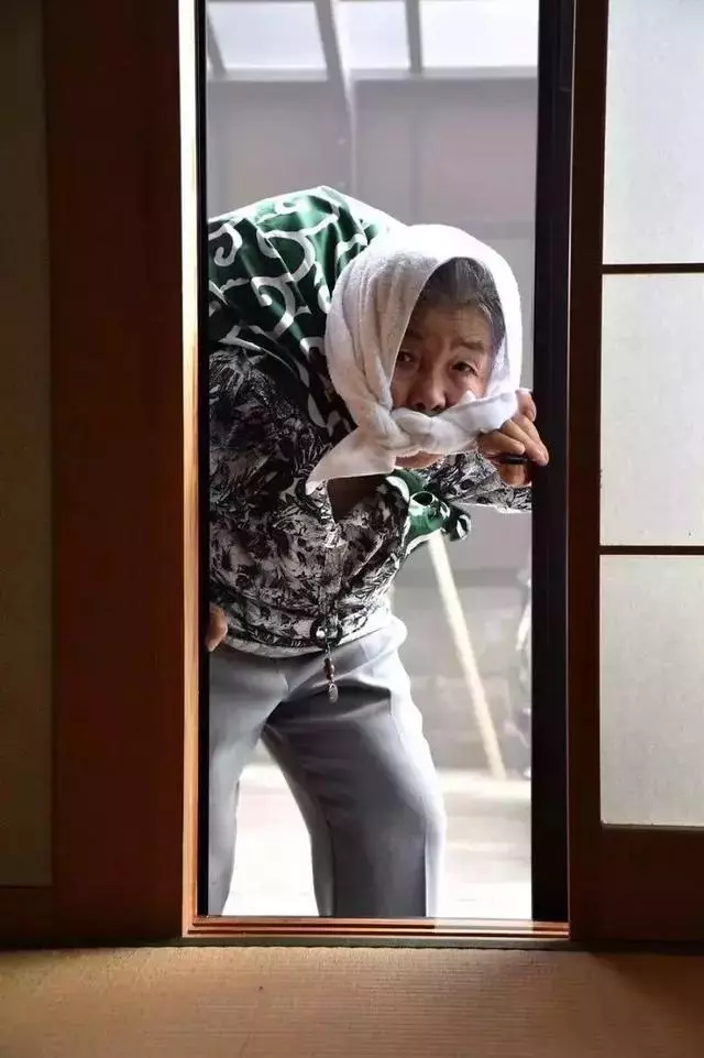 89 歲戲精奶奶爆紅!靠「碰瓷」吸粉 12 萬,太可愛啦!