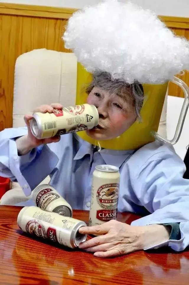 89 歲戲精奶奶爆紅!靠「碰瓷」吸粉 12 萬,太可愛啦!