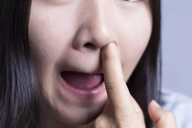 經常挖鼻子真會讓鼻孔大嗎?這樣挖讓你更優雅