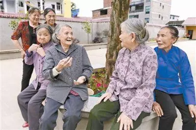 閨女嫁了「拆遷戶」,設宴款待我,看到親家的飯菜,我扇了閨女