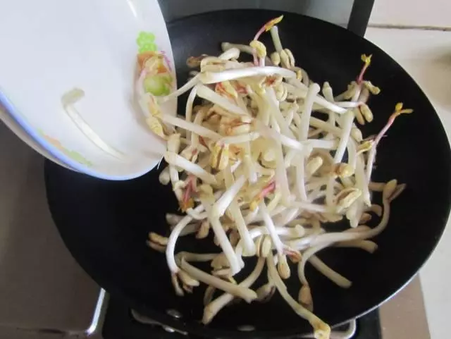 花生是長壽果,但也是催命符!這4種人越吃越傷身!