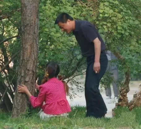 妻子生兩女兒,老公一家不抱孩子,妻子:不是你們家生孩子的機器
