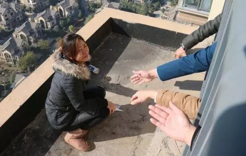 妻子生兩女兒,老公一家不抱孩子,妻子:不是你們家生孩子的機器