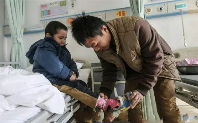 妻子生兩女兒,老公一家不抱孩子,妻子:不是你們家生孩子的機器