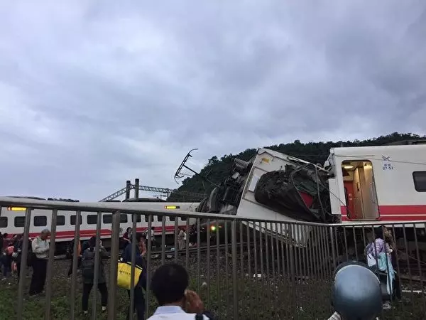 【更新】台灣普悠瑪號列車出軌 18死175傷
