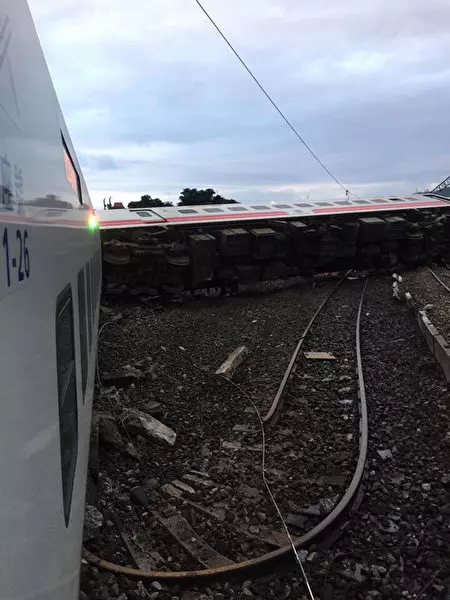 【更新】台灣普悠瑪號列車出軌 18死175傷