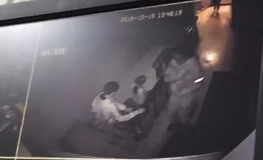 年輕夫妻,常在臉書狂曬恩愛,,妻子昨趁夫睡午覺,買汽油澆床燒夫, 忘了8個月孩子在屋內