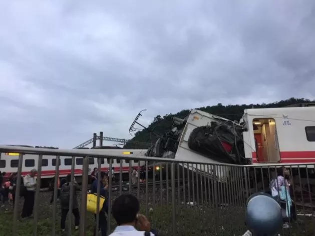 台普悠瑪列車翻覆釀17死上百傷!專家爆:翻車原因恐是這個。。