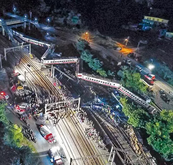 全家17人北上喝喜酒搭上死亡列車8人罹難【翻車視頻曝光】