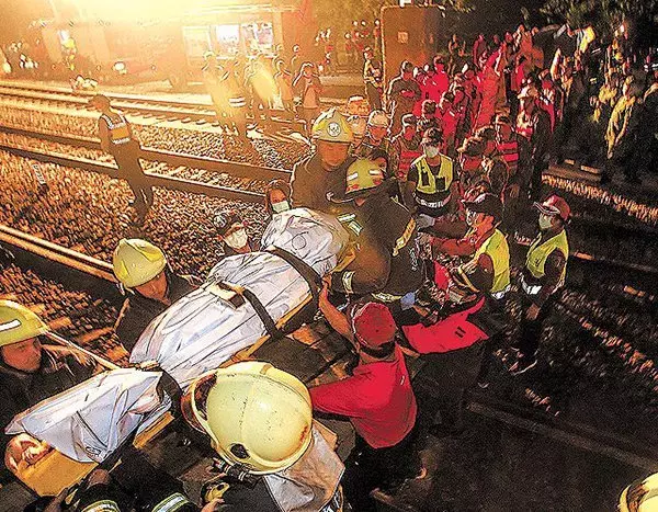 全家17人北上喝喜酒搭上死亡列車8人罹難【翻車視頻曝光】