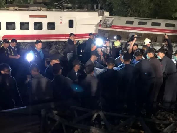 全家17人北上喝喜酒搭上死亡列車8人罹難【翻車視頻曝光】