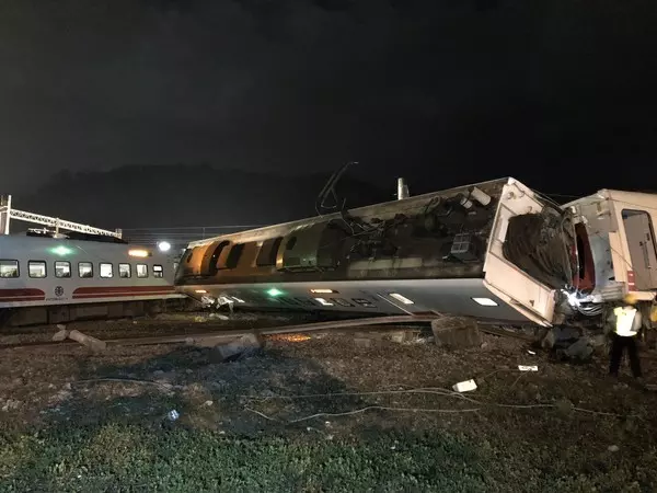 全家17人北上喝喜酒搭上死亡列車8人罹難【翻車視頻曝光】