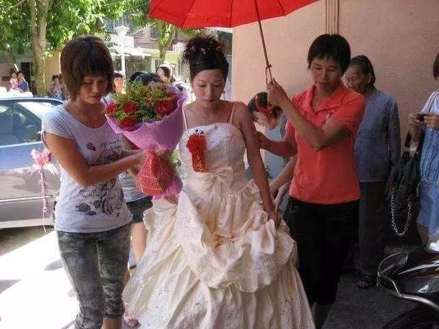 小叔子結婚婆婆死活不讓我參加,知道原因後,穿喪服大鬧婚禮現場