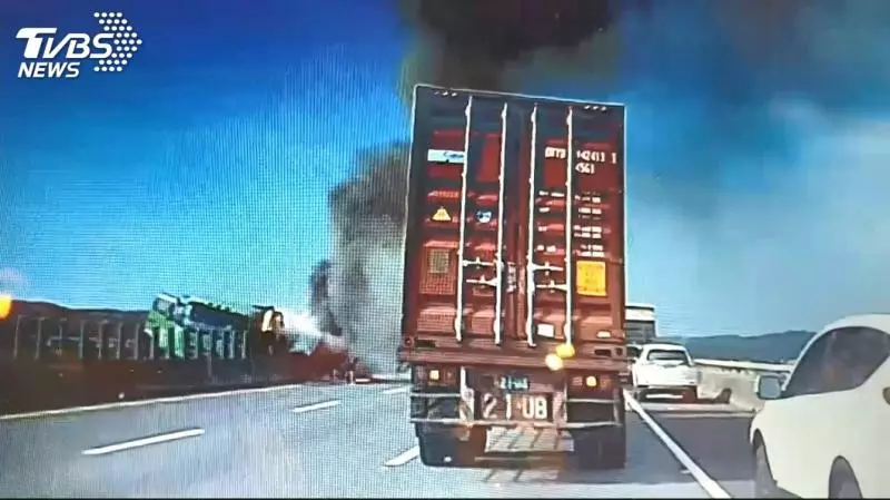 砂石車爆胎撞自小客起火 一家三口母死子重傷