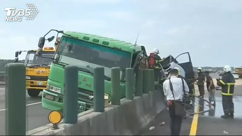 砂石車爆胎撞自小客起火 一家三口母死子重傷